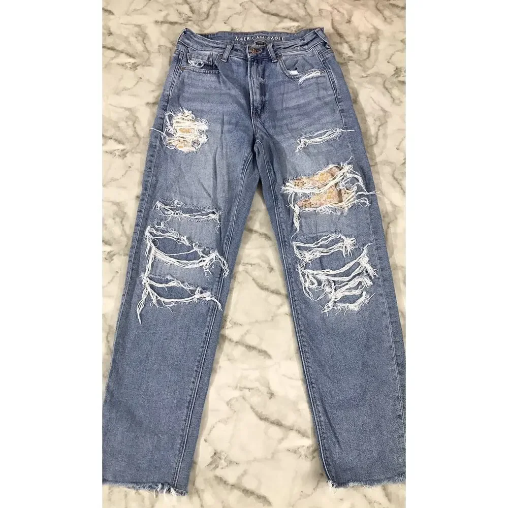 Amerian Eagle High Waisted Mom Strigid Floral Patchwork Jeans 4 regular Distres